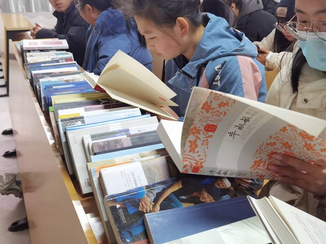 【社团快讯】遨游书海 与书为伴——“共享书香,温暖信院”活动圆满结束