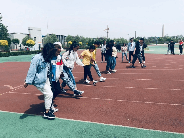 【完满班级】“团结向前 合作共赢”两人三足接力赛——艺术传媒学院环设1801完满班级活动