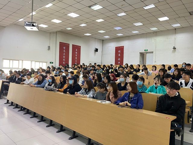 【辅导员说完满】拼搏铸就辉煌 努力成就未来——食品与环境学院2018级主题年级会