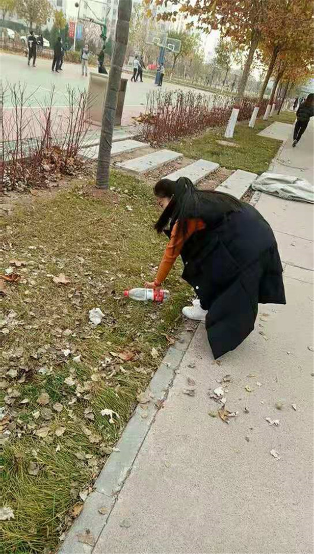 【完满班级】“你扔我捡 低碳生活”水瓶捐大爷——大数据学院、信息工程学院软工1604班开展完满班级活动