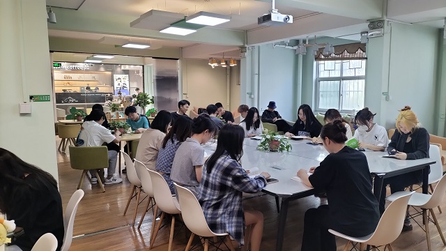 拥抱春天 畅游书海——经济与管理学院四月完满团支部纪实(八)