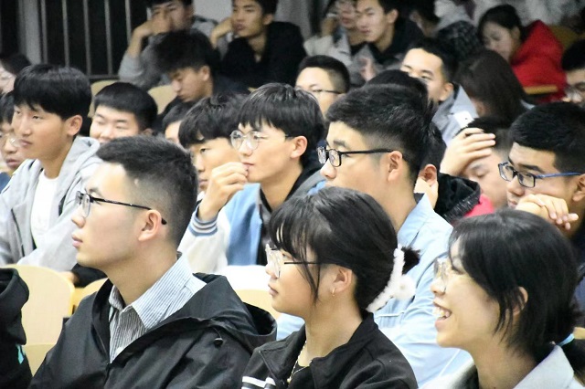 【辅导员说完满】关注安全 拥抱明天——远景学院2021级主题班会