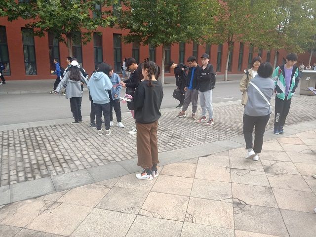 【完满班级】金秋拾金 守护最美校园——动画1701 扫清障碍共建未来完满班级活动