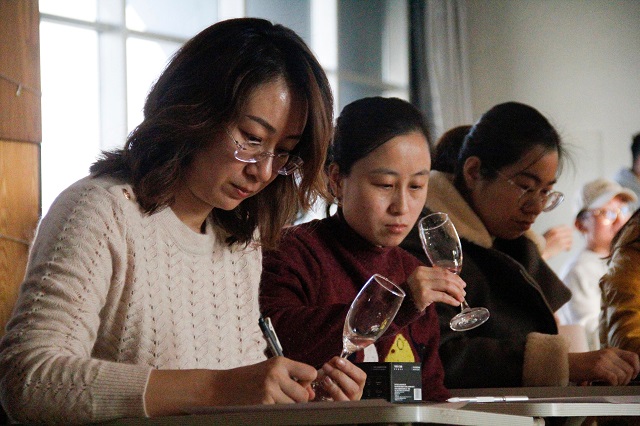 品人间百味 赏美酒芳香——食品与环境学院第五届“蒸馏吧 水果们”食品酿酒大赛