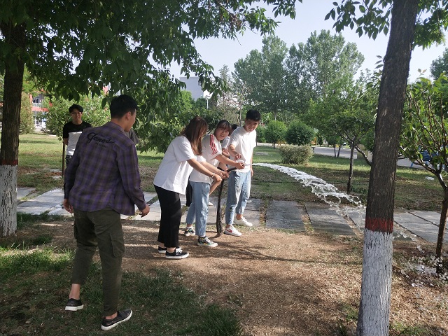 【完满班级】广施善行 浇树灌根——环设1804班帮树浇水公益活动