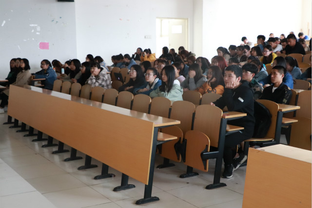 【辅导员说完满】角逐竞技搏成功 一路向前始高歌——经济与管理学院开展“比拼激扬梦想，搏击磨砺锋芒”2018级主题年级会