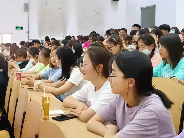 【辅导员说完满】你想念那件浸湿的迷彩吗——淬炼商学院2020级“辅导员说完满”专题活动