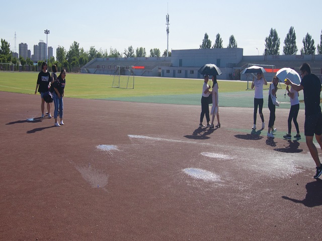 【完满班级】“酷暑夏日 水球狂欢”扔水球比赛——艺术传媒学院环设1704、1706班举办完满班级活动