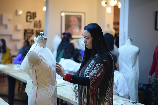 【完满班级】服装立裁 感受设计——艺术传媒学院服装1601班举办服装立裁体验活动