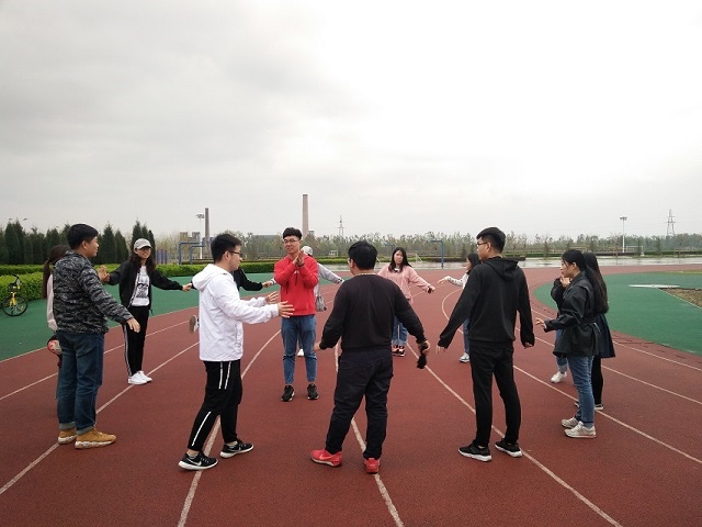 【完满班级】你侬我侬 互贴互粘――经管1603班“泡泡糖”贴人游戏四月完满班级活动