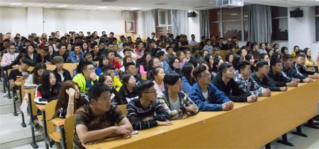 【辅导员说完满】感悟青春 规划未来——艺术传媒学院2018级环设新生