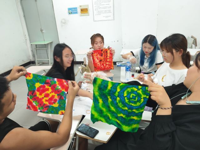 【完满班级】恩师倾情播撒爱 情亲浓浓满校园——艺术传媒学院动画1901班举办创意扎染活动