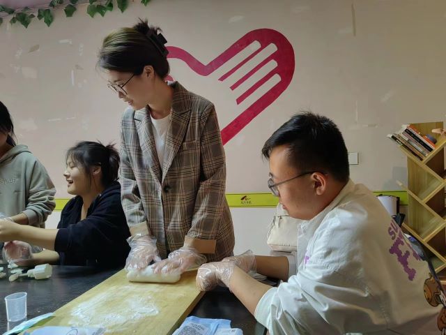 学长计划第1099期:共食月饼 共话乡情 共畅未来——“学长计划·百花讲堂”第146期:“喜迎佳节 饼成心意”