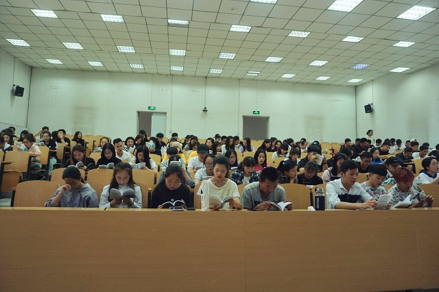 以经验反躬自省  用改变迎接未来——食品与环境学院“脚踏实地 悟思致远”主题年级会