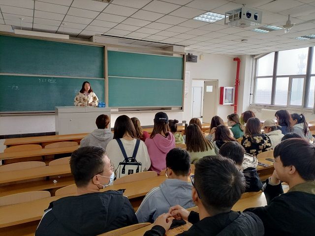 【完满班级】了解两会内容 学习两会精神——食品与环境学院食安1801班完满班级活动