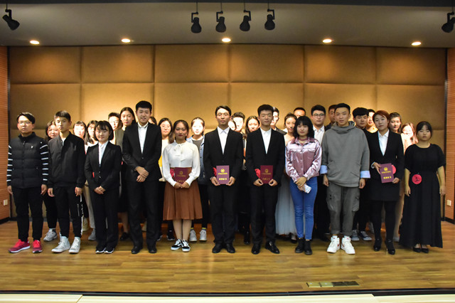 妙语连珠巧应答 言语魅力无极限——经济与管理学院开展第六届“金话筒”主持人大赛