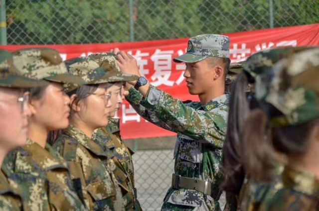 做到知行合一 树立榜样标杆