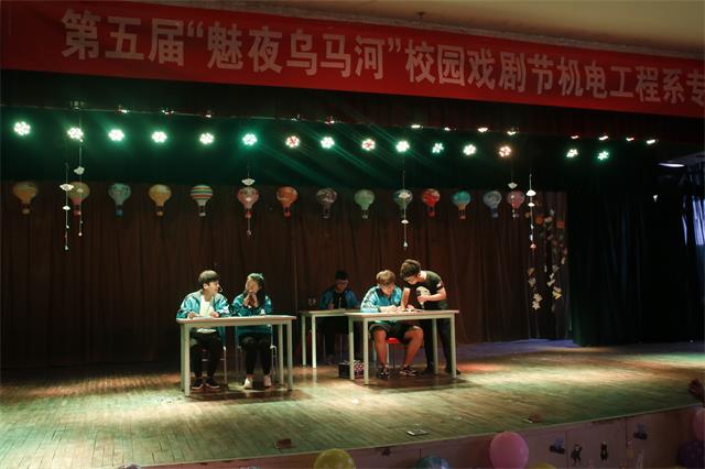 【戏剧节】压抑不了的念头是纯粹的爱——舞台剧《太想爱你》