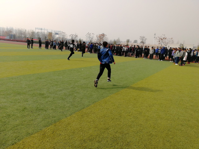 趣味奔跑 在奔跑中收获快乐——智能工程学院第八届“荣耀杯”20人*80米趣味奔跑挑战赛