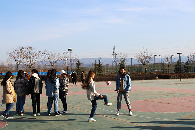 【完满班级】经典游戏 回忆童年——艺术传媒学院视觉1802班“重温经典 回味童年”趣味沙包游戏