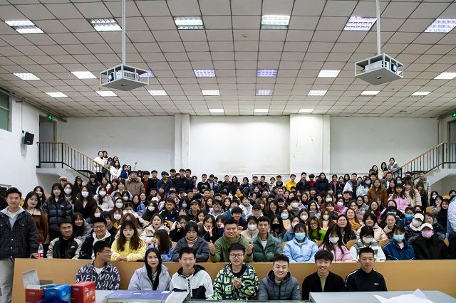 【辅导员说完满】书香飘完满 大咖传记读书报告会——艺术传媒学院2020级辅导员说完满