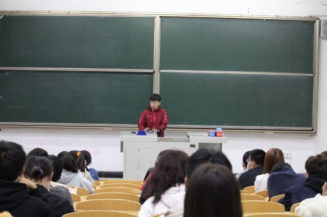 【1+1＞2】完满卓越启航 青春礼赞成长——经济与管理学院召开“完满之路 当代大学生素质教育创新与实践”2020级新生完满解读会