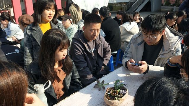 【社团快讯】爱上多肉 时间不语——食品与环境学院“爱生活 爱上多肉”多肉盆景组盆活动