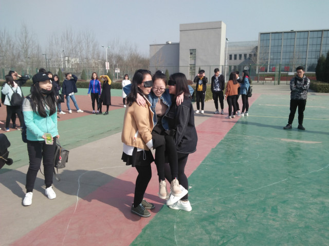 【完满班级】十指微“动” 举足轻“重”——经济管理系国贸1606班举办八抬大轿挑战赛