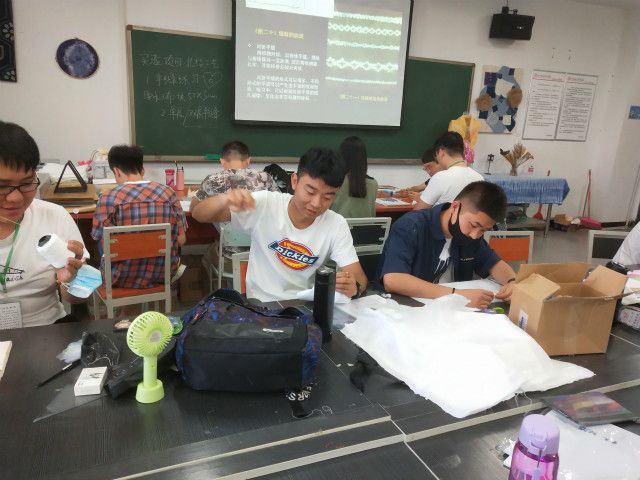 【完满班级】多彩世界 创意扎染——艺术传媒学院环设1702班创意扎染学习活动