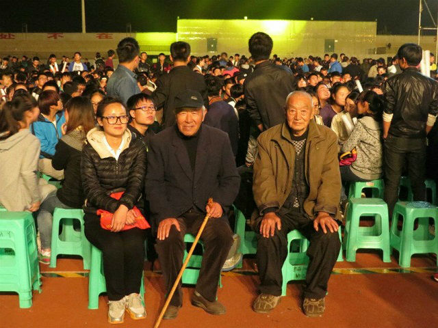 一群特殊观众观看2014迎新晚会