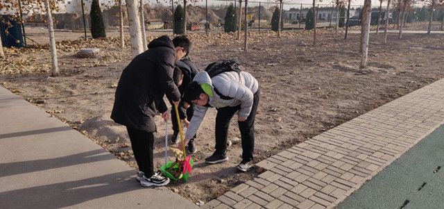 【完满班级】赠一方干净 赢一片掌声──食品与环境学院食安1803班“秋风”扫落叶完满班级活动