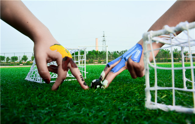 前行第159期:战况激烈 信院学子手绘百球火热引燃世界杯