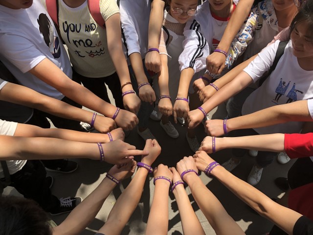 一只手环 改变爱抱怨的你——大数据学院、信息工程学院举办第一届“21天不抱怨”紫手环计划