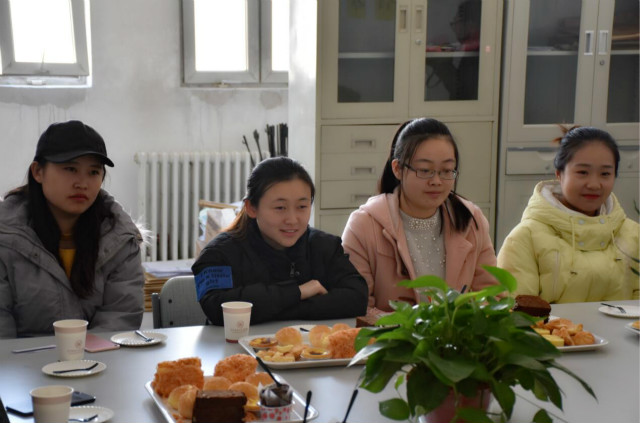 艰辛前行路 暖心话语指引方向——经济管理系主任共膳日和座谈会