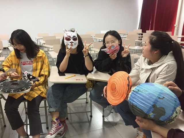 【完满班级】点燃指尖创意 营造绿色空间——环境设计1704班“环保设计 指尖创意”废旧纸盒DIY完满班级活动