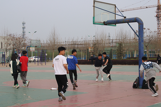 【完满班级】春光明媚 青春无限——艺术传媒学院视觉1802班“春风四月 活力无限”智勇撕名牌大战