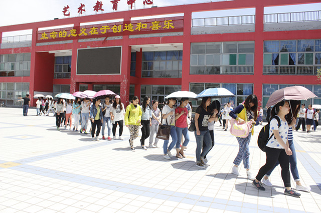 传递正能量第241期:外语系举办“黑暗挑战”公益体验活动