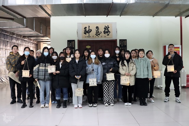【社团开放日】书法社传承古法 亲自动手制作灯笼