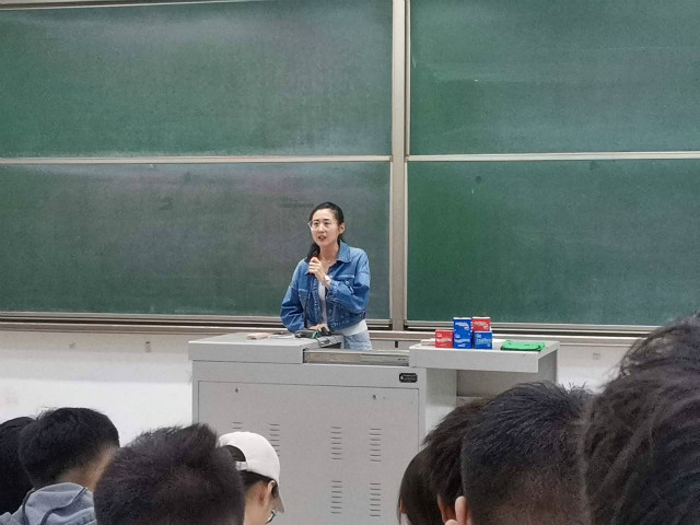 【辅导员说完满】告别校园生活 直面未来社会——经济与管理学院开展“与安全同行，与梦想比肩”主题年级会