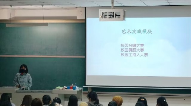 【辅导员说完满】 鲜花向阳盛开 青年向上生长——2022级辅导员说完满