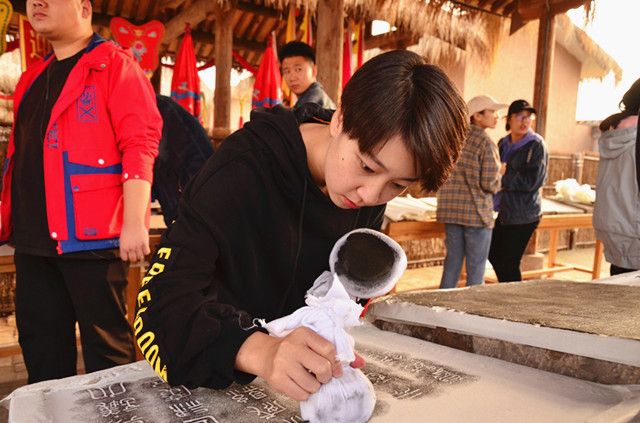 传承拓片技艺 体验孟母文化——艺术传媒学院“拾遗记”金石传拓文化雅集行动第1期