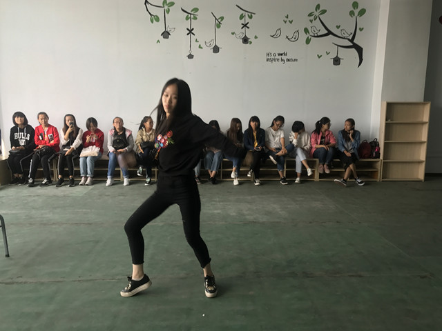 音与韵 触动心灵的琴弦——外语系9月完满班级活动