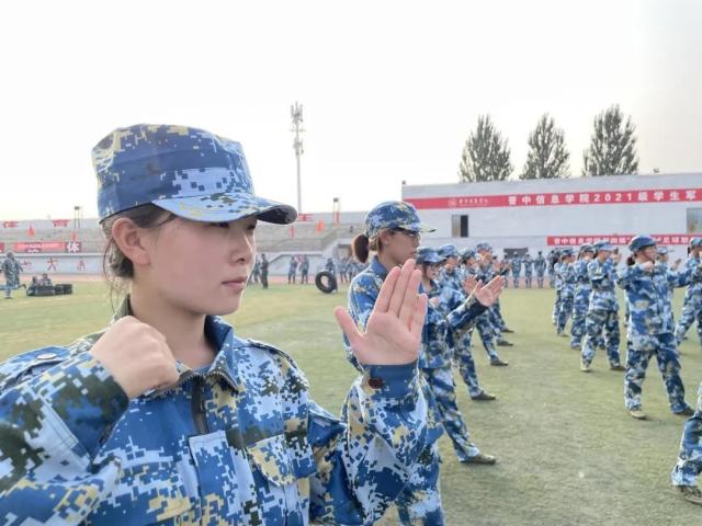 多彩军训 展现别样风采——21级智院学子军训纪实