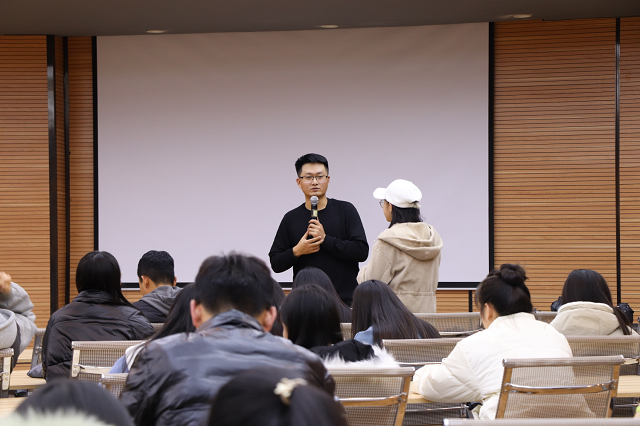 【1+1>2】“镜”享自然 带你见证摄影与校园的完美邂逅——经济与管理学院&商务英语学院开展“记”录盛世繁华景,聚焦璀璨幕后“者”记者节主题系列活动