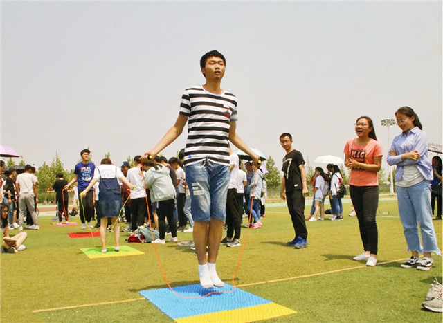 抓住青春 乐动梦想——智能工程学院举办第一届“荣耀杯”绳采飞扬跳绳比赛之指压板接力跳绳赛