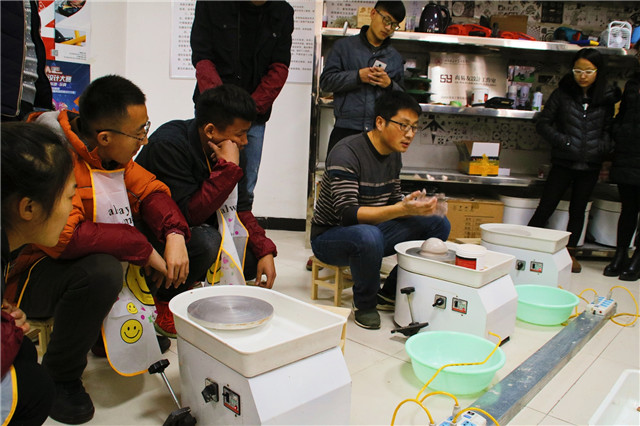 素手铅华 和光同尘——机电工程系首届创意文化节之“以泥之形 塑情之物”