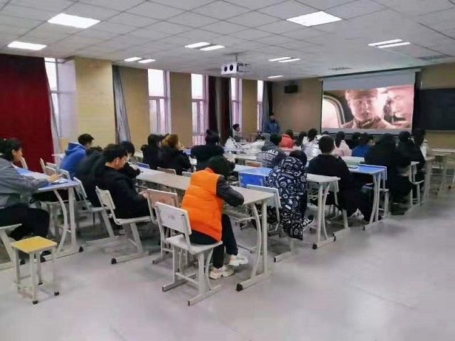 【完满班级】奉献青春 致敬英雄——环设1804班学习雷锋观影活动