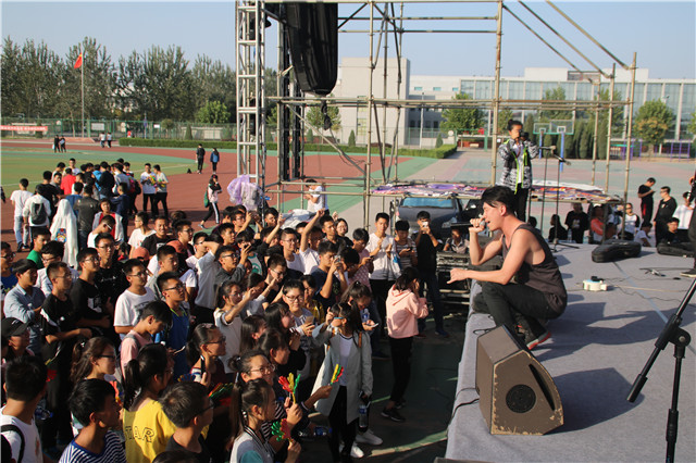 【音乐节·无边】摇滚  舞动在上帝指甲上的生命——“2017 无边”第五届校园摇滚音乐节感想