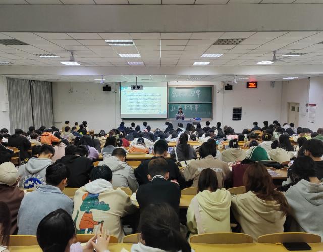 【辅导员说完满】感恩在日常 让爱不寻常——大数据学院、信息工程学院2022级辅导员说完满活动