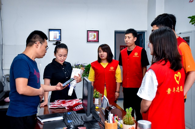 大数据学院、信息工程学院首届“弘传统，聚信工”系列活动之“莘莘学子意，浓浓师生情”教师节感恩活动